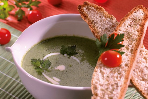 Kremowa zupa brokułowa z grzankami ziołowymi
