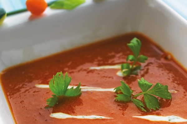 Przecierana zupa rybna z pomidorami i sosem czosnkowym